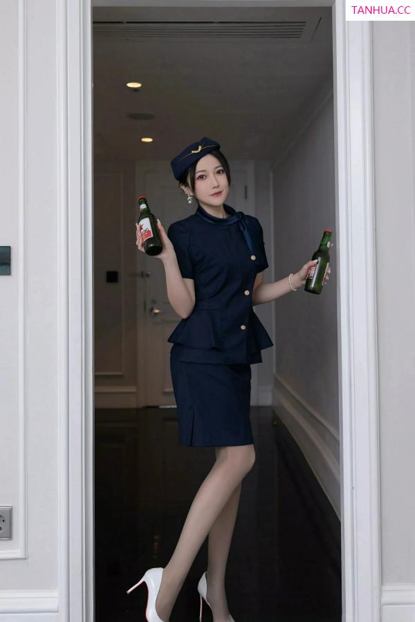 鱼子酱fish  [XiuRen]高清写真图 2025.04.11 No.10142 鱼子酱Fish 空姐制服第4张图片